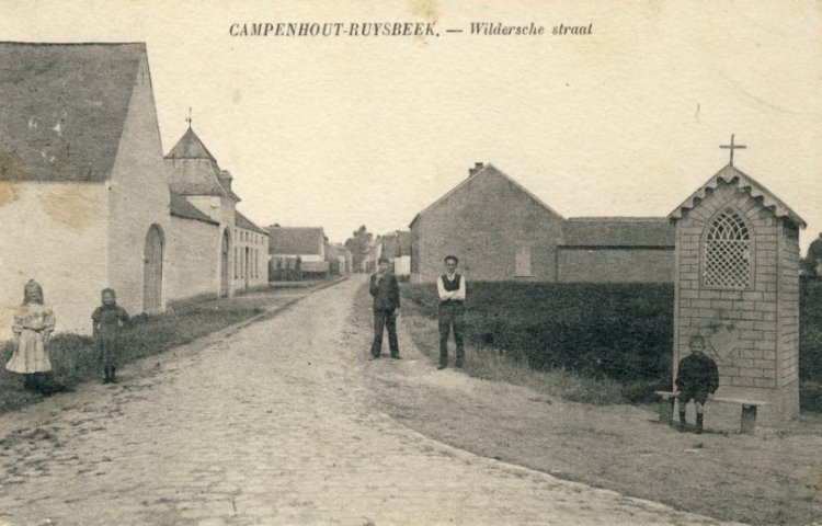 1913: Dorpelstraat met oude kapel