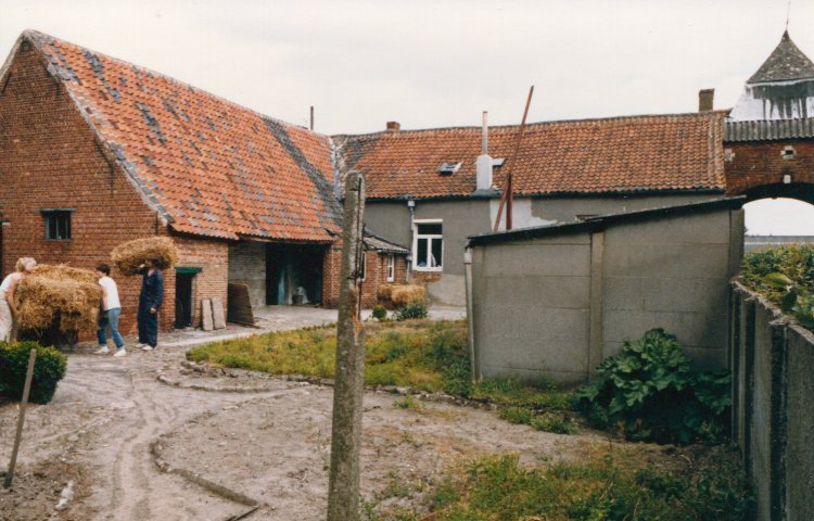 1986: Dorpelstraat nr 23, binnenkant erf v��r verbouwingen