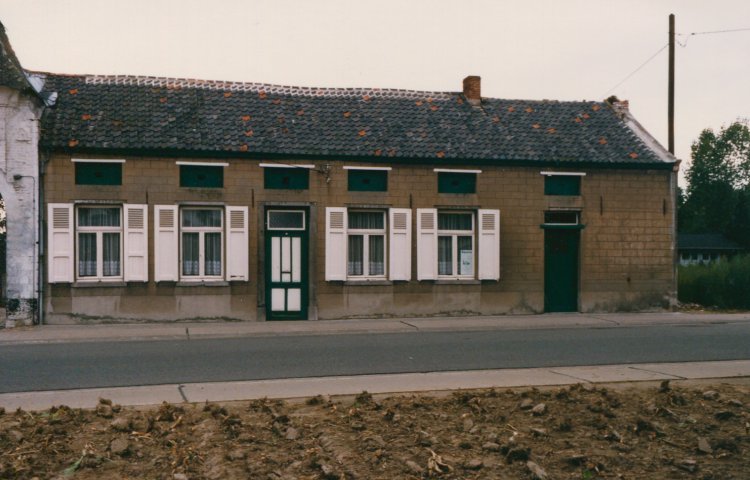 1986: Dorpelstraat nr 23, straatkant