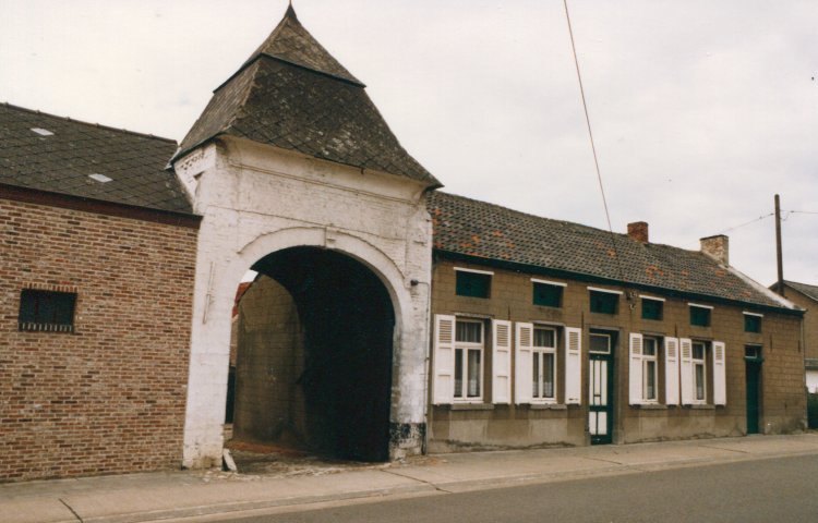 1986: Dorpelstraat nr 23 met poortgebouw